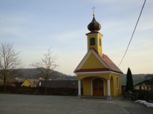 Kleine Kapelle mit neuem Kupferdach.