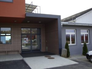 Eingangsbereich eines Gebäudes in verzinkt-beschichteter Ausführung.