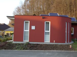 Wohnhaus mit verzinkt-beschichtetem Dach.