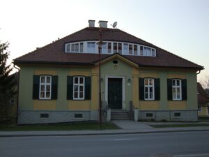 Gebäude mit neuem Kupferdach.