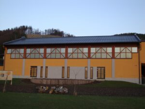 Haus mit verzinkt-beschichtetem Dach.