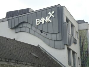 Raiffeisenbank Haus mit Logo in Rheinzink ausgeführt.