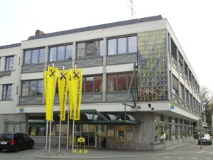 Fassade der Raiffeisenbank in Rheinzink ausgeführt. Frontalaufnahme.