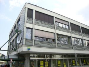 Fassade der Raiffeisenbank in Rheinzink ausgeführt.