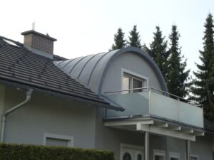 Haus mit Rheinzink-Dach, gewölbt.
