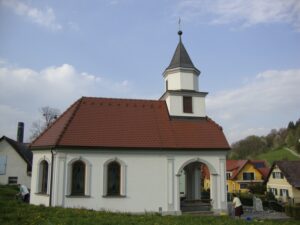 Kleine Kirche mit Kupferdach.