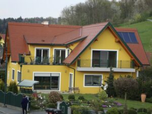 Wohnhaus mit einem verzinkt-beschichtetem Dach.