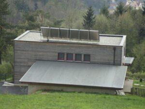 Flachdach eines Wohnhauses.