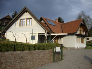 Einfamilienhaus mit Auffahrt. Neues rotes Prefa-Dach.
